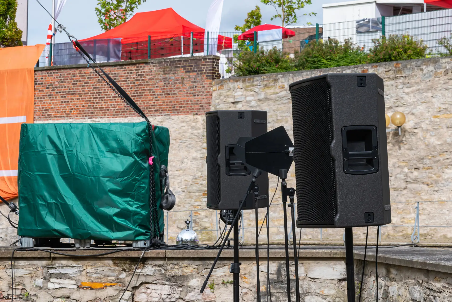 Mieten Sie bei Onestop-Shop hochwertige PA- und Soundanlagen für Events jeder Art.